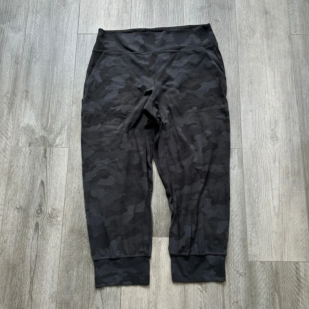 Lululemon Women's Size 12 Black Camo Aliga Capris Jogger Leggings Pockets
